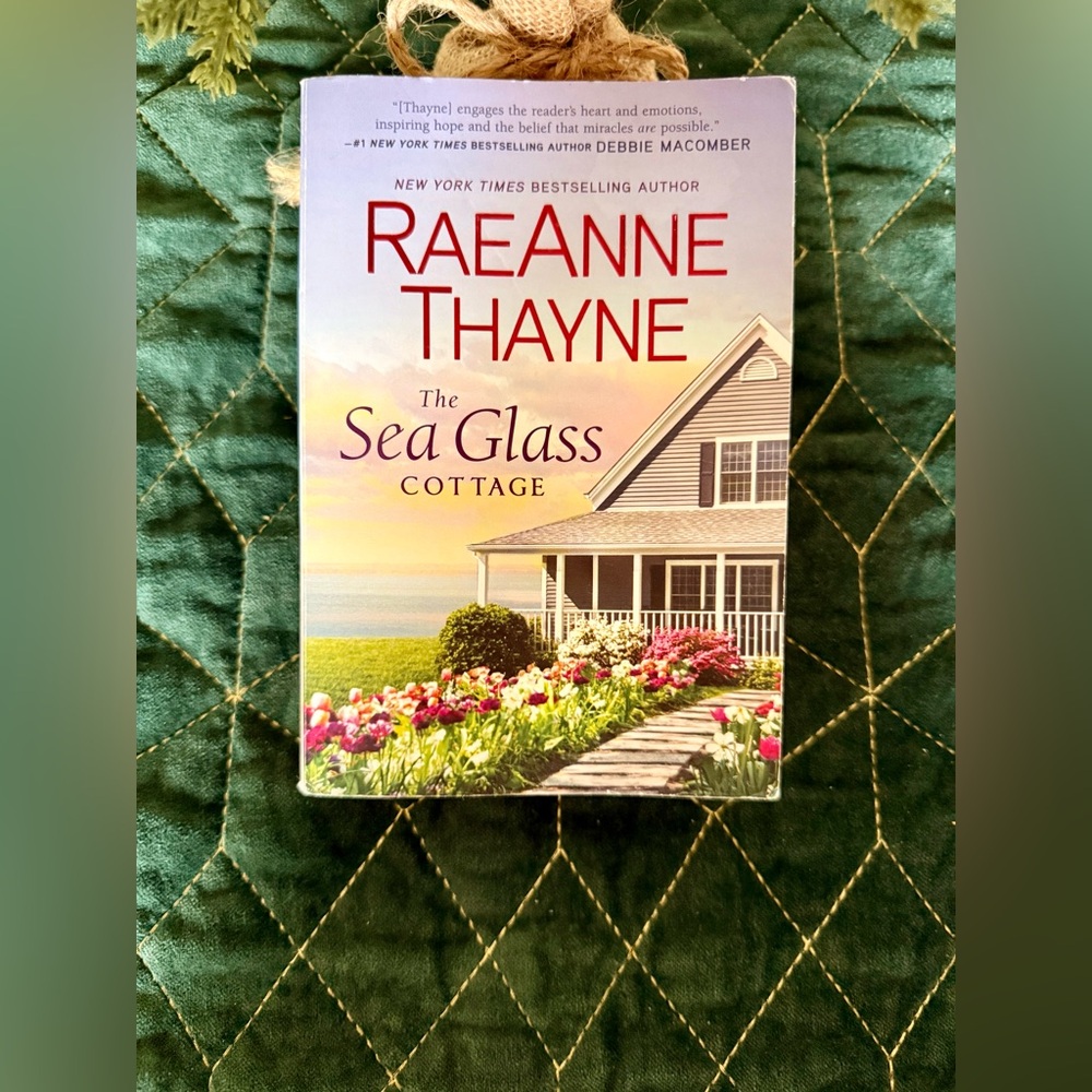 THE SEA GLASS COTTAGE BY RAEANNE THAYNE- PAPERBACK BOOK